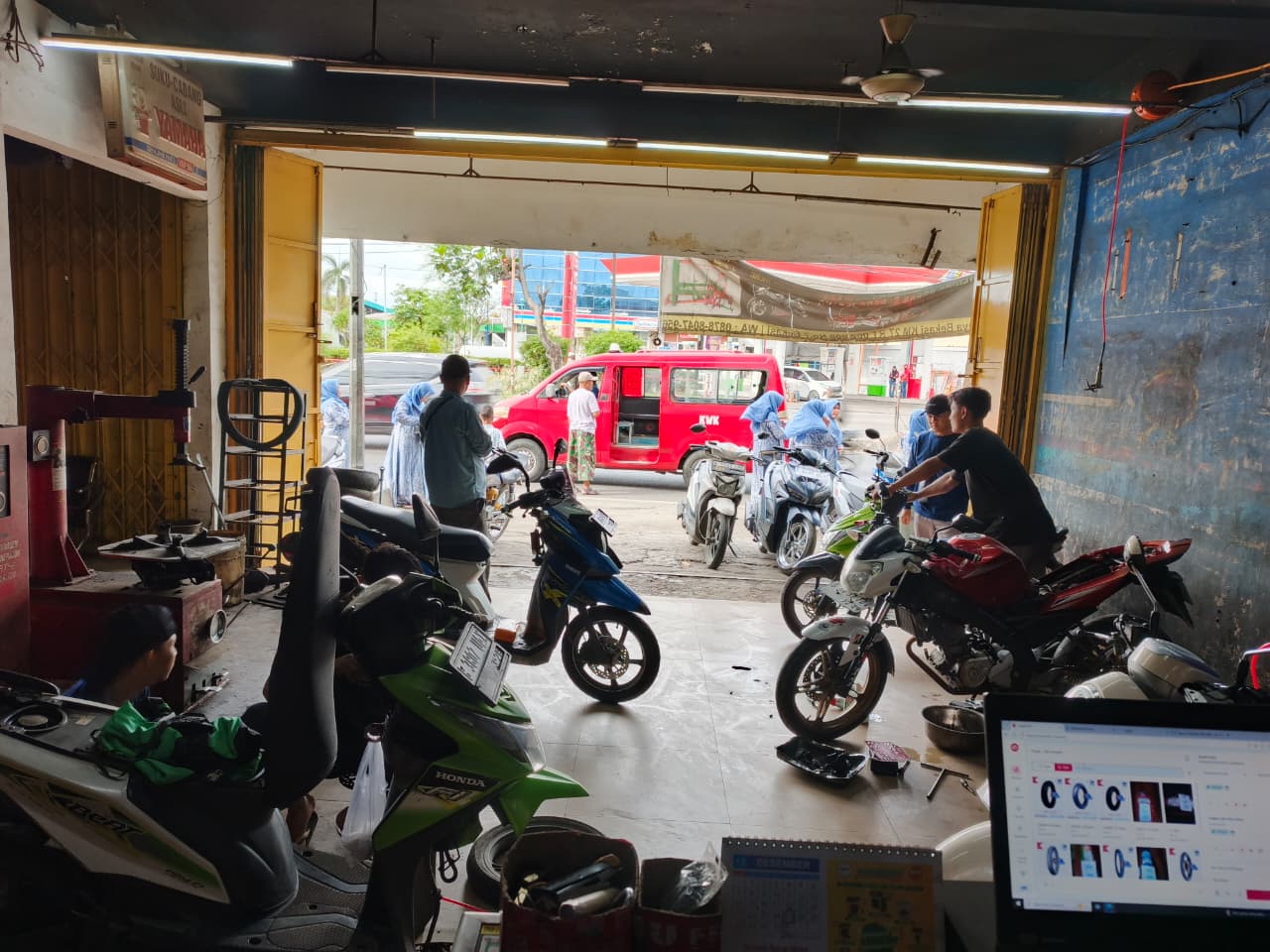 Suasana Bengkel Harapan Motor